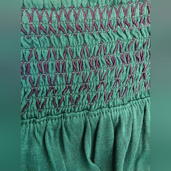 NWT..Old Navy off the shoulder top with smock details - Picture 2 of 3